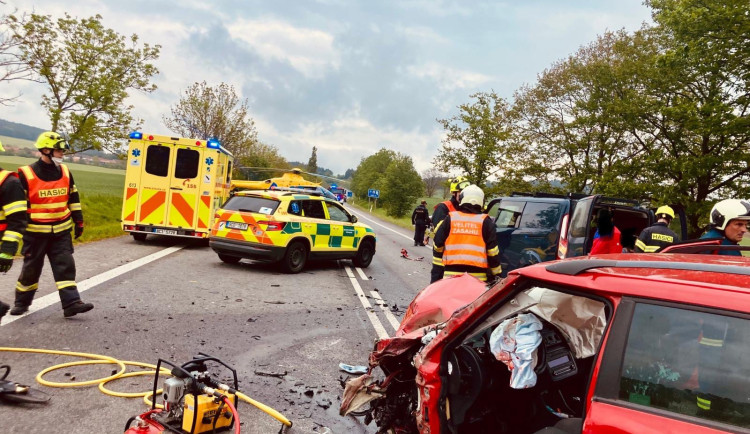 Na Strakonicku se srazilo šest aut. Záchranáři ošetřovali pět zraněných