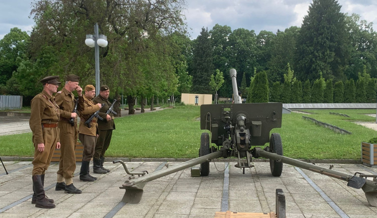 VIDEO: Lidé si na brněnském hřbitově připomněli konec druhé světové války. Milovníci historie přijeli na koních