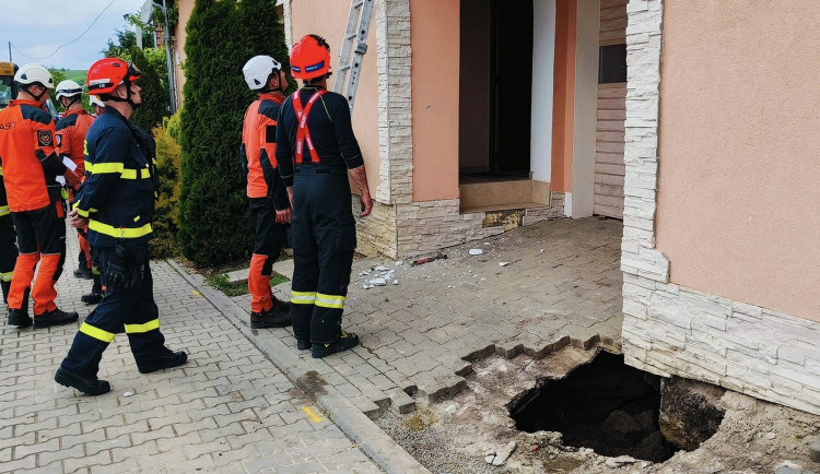 Na Hodonínsku se propadla silnice před domem. Hasiči budovu stabilizují