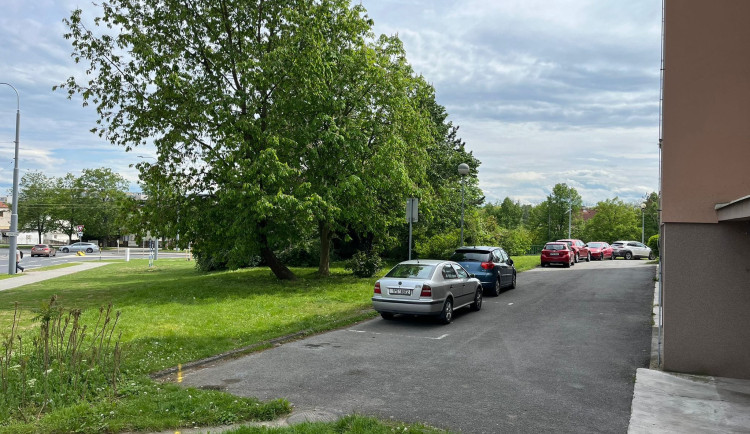 Obyvatelé bytovek se konečně dočkají parkovacích míst, budou tam i nabíjecí stanice pro elektromobily