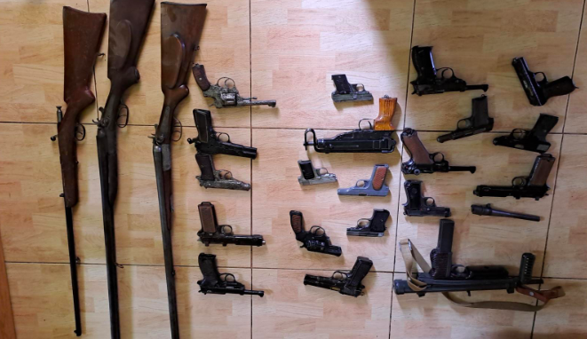 Policie zajišťovala zbraně po zemřelém muži. Téměř 30 jich bylo držených nelegálně