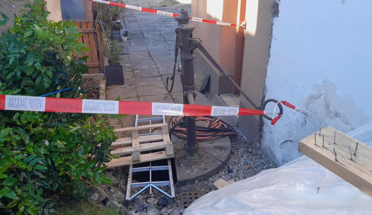Starší muž se zřítil do osm metrů hluboké studny, vysvobodit ho museli hasiči