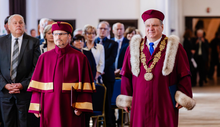 Inaugurace rektora Jihočeské univerzity se zúčastnila řada významných hostů