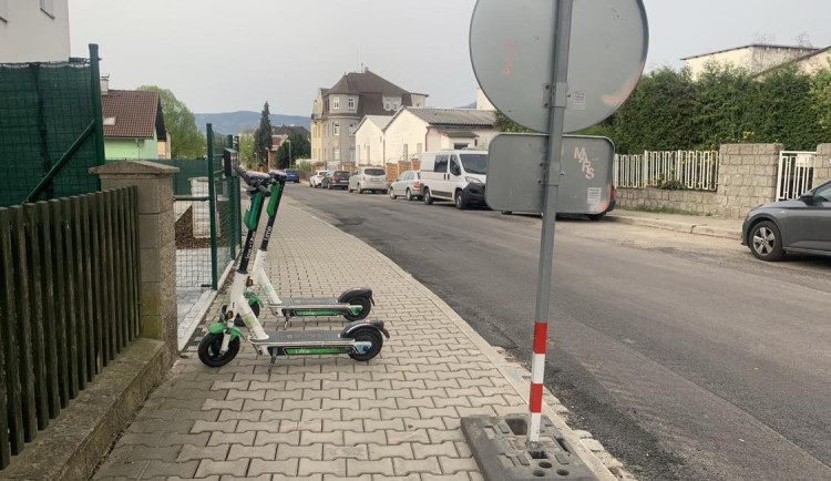 Parkují sdílené koloběžky špatně? Hlaste je do aplikace, radí město