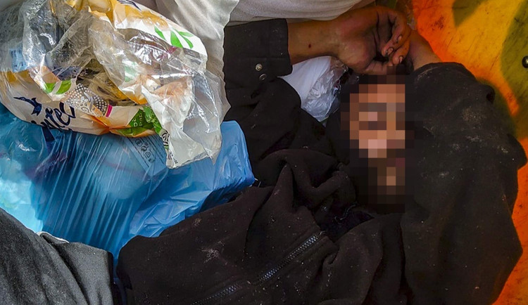 Bezdomovec si ustlal v popelnici, hazardéra lovili z odpadků policisté