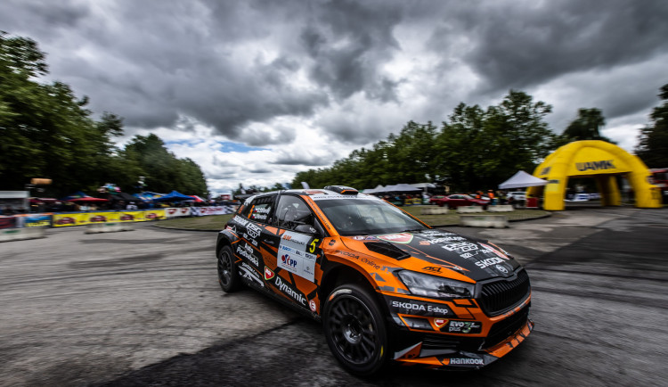 Rallye Český Krumlov slibuje napínavý souboj na sobotu. Stříteský se ujal vedení o necelou sekundu