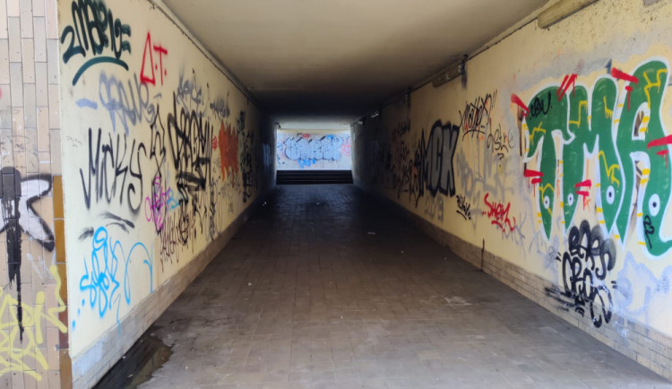 Špatně osvětlený podchod láká uživatele drog a bezdomovce