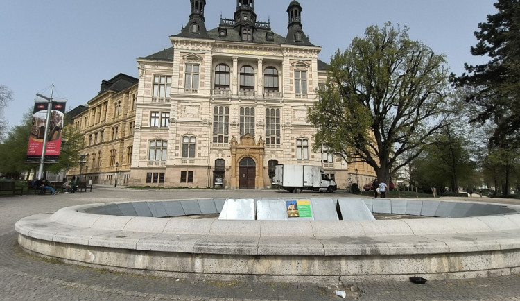 Fontána před muzeem je v havarijním stavu. Po letech se dočká opravy, hotovo by mělo být ještě letos