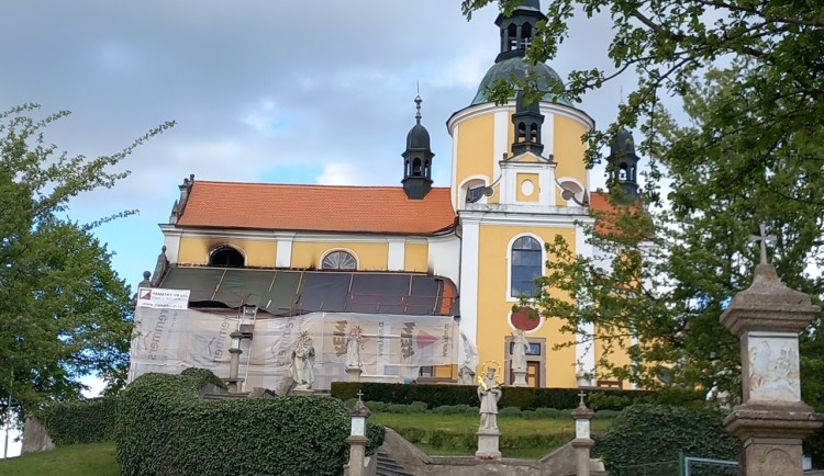 Škoda po požáru kostela v Chlumu u Třeboně se vyšplhala na téměř 18 milionů korun