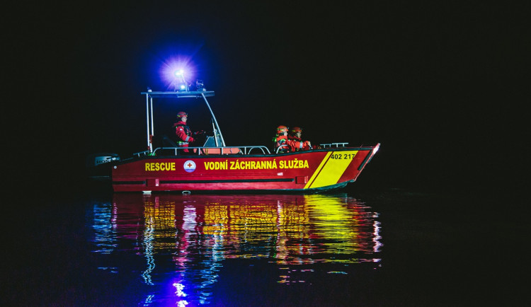 Vodní záchranáři budou nově na Hracholuskách využívat noční vidění pro plavbu po setmění