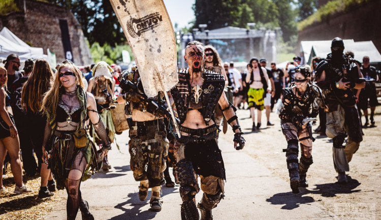 Krajské peníze půjdou na metalový festival, střechu kostela v Sedloňově i filmový projekt