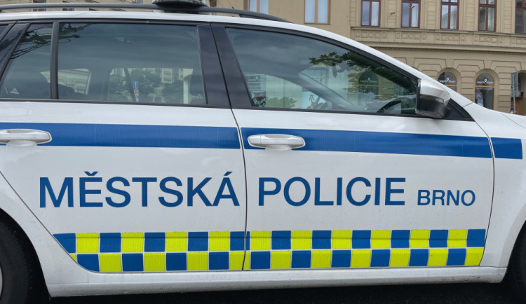 Bosá žena v Brně chtěla nastoupit do cizího auta. Skončila na psychiatrii