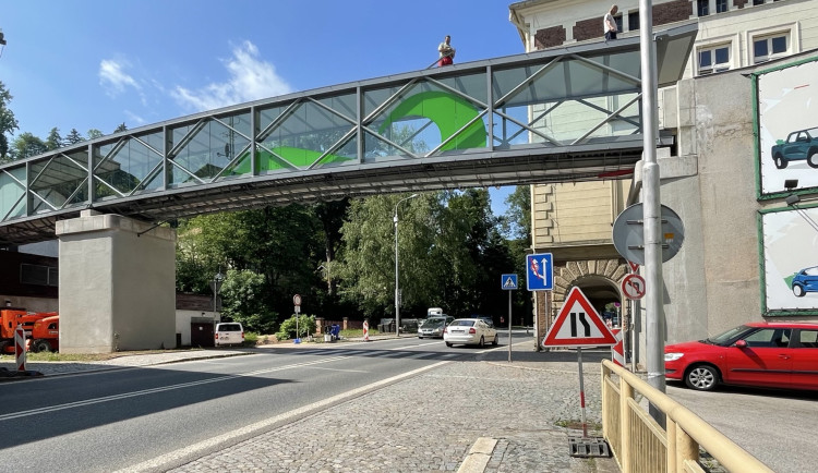 Trutnov už pustil lidi na opravenou lávku v ulici Na Struze