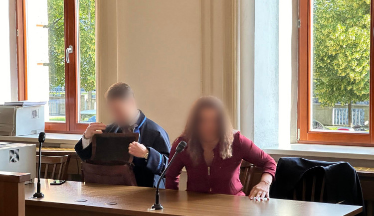 Studené sprchy, fyzické tresty a ponižování. Svědci u soudu popsali údajné praktiky v soukromé školce