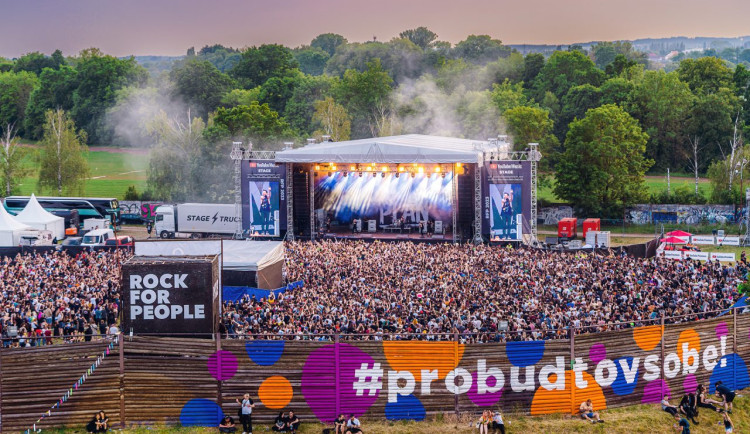 Na rockový festival zamíří od středy na hradecké letiště desítky tisíc lidí