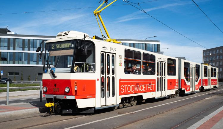 Konvoj historických i současných tramvají a prohlídka nové vozovny, hromadná doprava oslaví 125. výročí