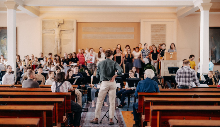 Největší hudební koncert v historii města. Před kostelem na Palackého náměstí zazní Óda na město