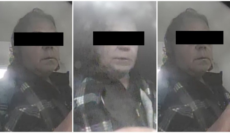 Zloděj okradl spícího muže ve vlaku, PIN měl napsaný u platební karty. Pachatel hned zamířil k bankomatu