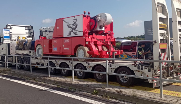 Policisté se nestačili divit. Na dálnici zastavili kamion přetížený o 13 tun