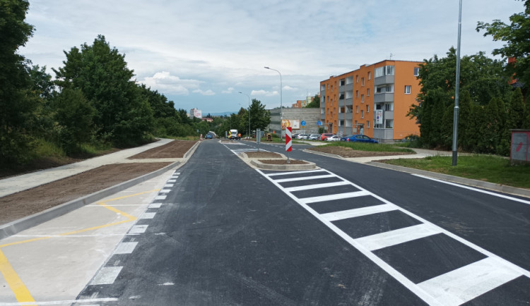 Stavbaři opravili frekventovanou Okružní ulici v Olomouci o dva týdny dřív. Už tudy jezdí auta