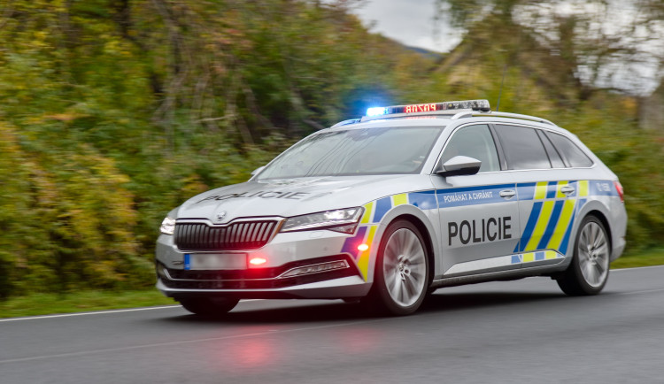 Řidič s téměř třemi promile vjel na Přerovsku na chodník. Policie mu zabavila mercedes