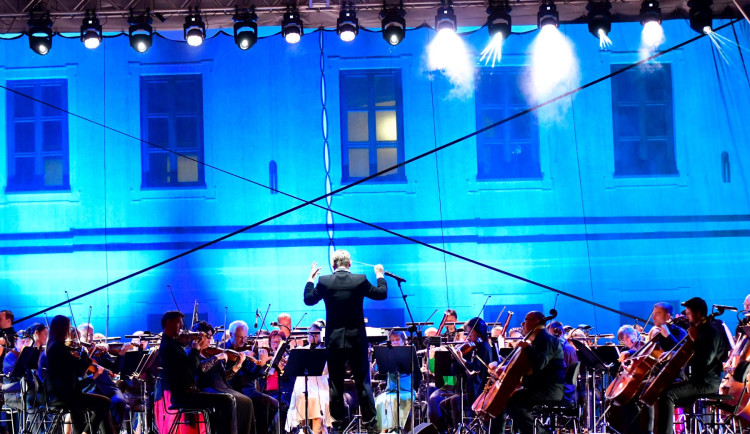 Hradecké Malé náměstí hostí zítra další z řady oblíbených open air koncertů