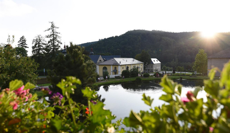 Loučná nad Desnou kvete od jara do podzimu. Obec vsadila na zeleň a dostala Zelenou stuhu