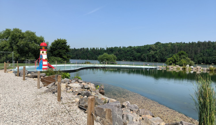 Letos to snad bude bez vyrážky. Jezírko, které loni zamořili vodní paraziti, hlásí skvělé podmínky ke koupání