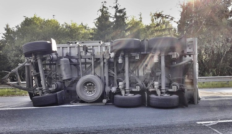 Převrácený přívěs zablokoval silnici, komunikaci zasypala krmná směs