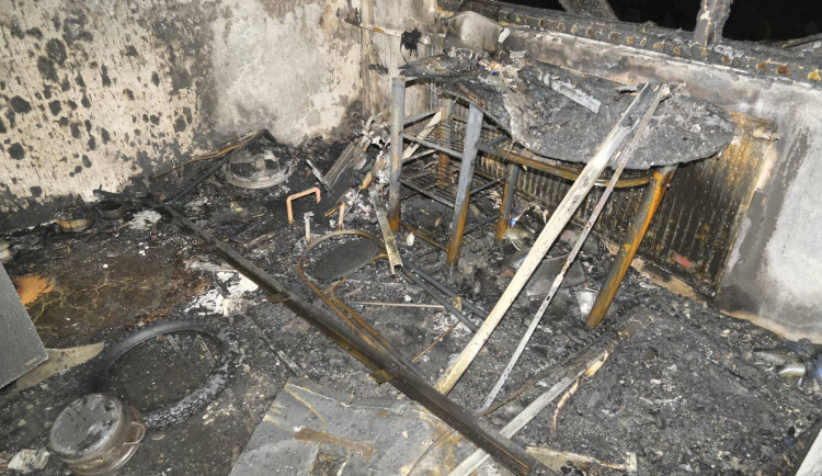 Od elektrické jednokolky začala hořet kuchyň, hasiči z paneláku evakuovali 36 lidí. Škody jdou do milionů