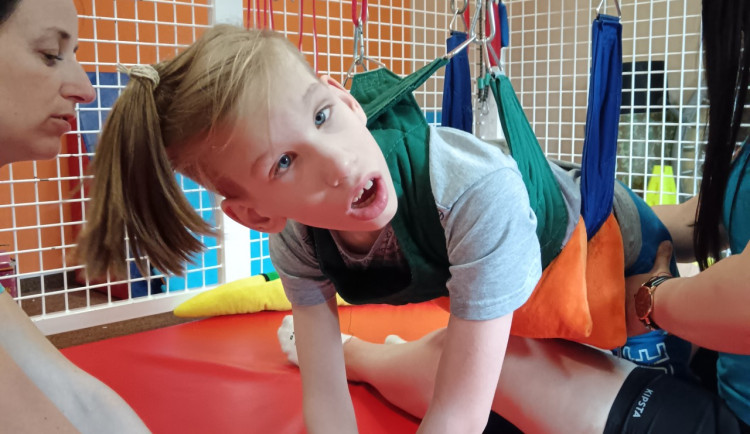 Honzík zázrakem jako miminko vyhrál nad smrtí, utrpěl ale těžké poškození mozku. Rodině chce pomoci benefice