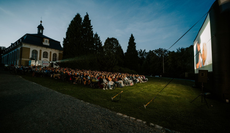 Promítání na netradičních místech. Letní kino si lidé užijí na zámku Kozel nebo na nádvoří pivovaru
