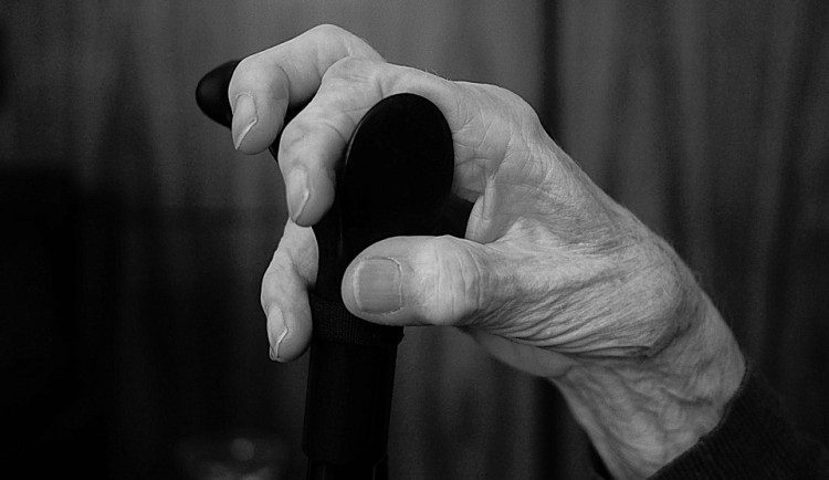 Muž skrze smyšlené a bizarní historky vydíral seniora. Pod pohrůžkou násilí z něj vymámil stovky tisíc