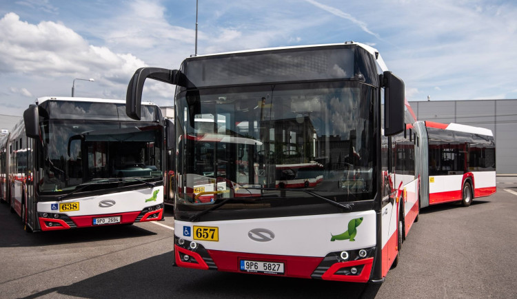 Cestující v Plzni budou vozit nové klimatizované autobusy, mají 18 metrů a předsuvné dveře