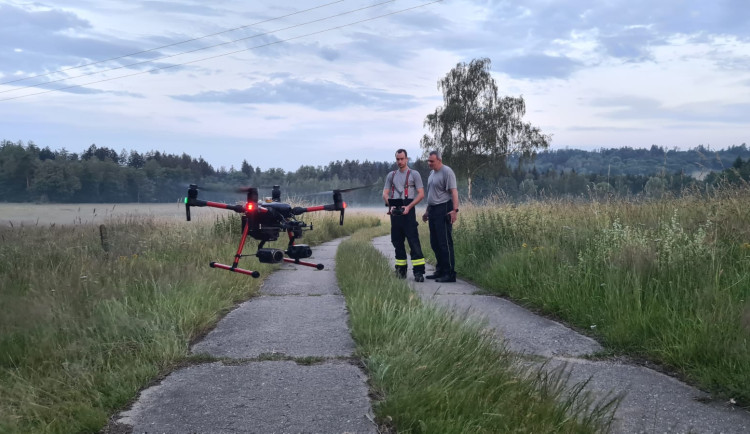 Hasiči pomáhají se záchranou srnčat před sekačkami, pomocí dronů hledají mláďata ukrytá v trávě