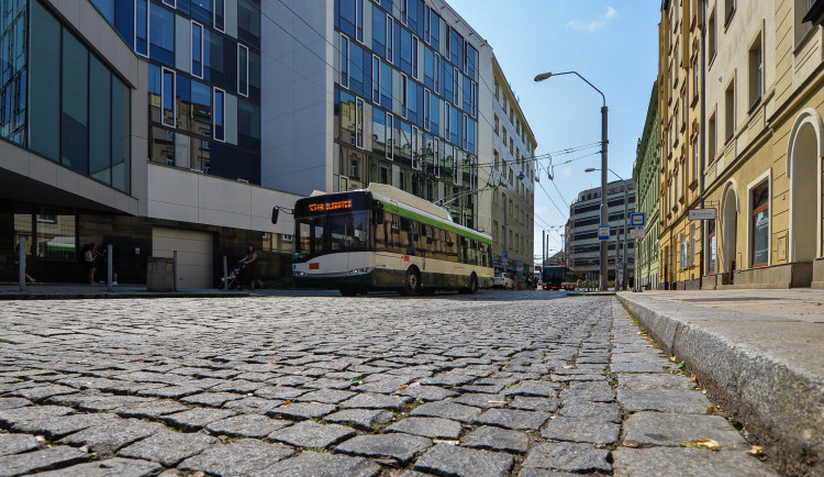 Goethova ulice dostane novou dlažbu a obrubníky, cestující MHD musí počítat s výlukou