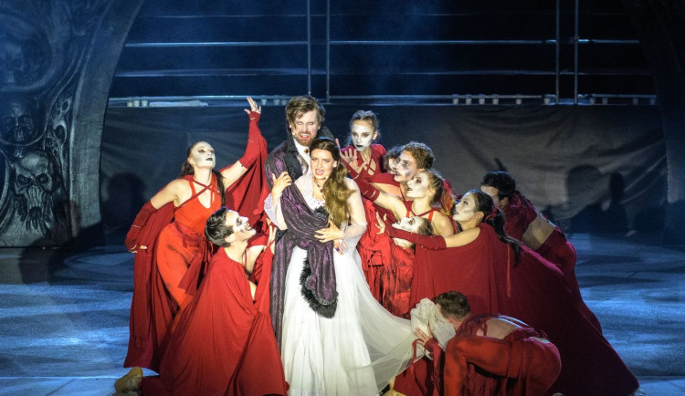 Noc s operou navštívilo přes 11 tisíc lidí. Plzeňské provedení Draculy bylo dechberoucí, uvedla Pizingerová