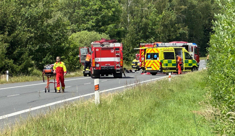 Smrtelná nehoda ochromila hlavní tah z Plzně na Písek. Střetly se tam dva automobily