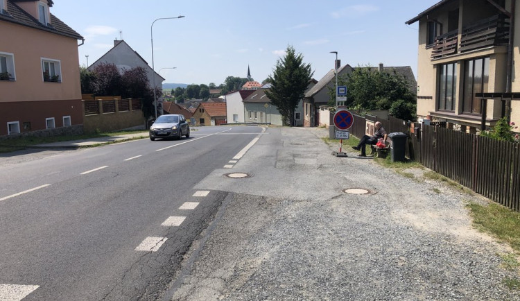 Jsou špatně přístupné a neodpovídají požadavkům na bezbariérovost. Zastávky v Liticích se dočkají proměny