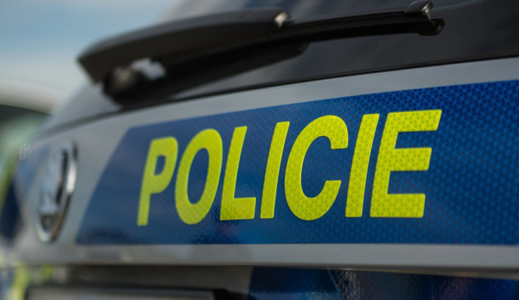 Motorkář vjel do protisměru a zemřel po čelní srážce s autem. Policie hledá svědky