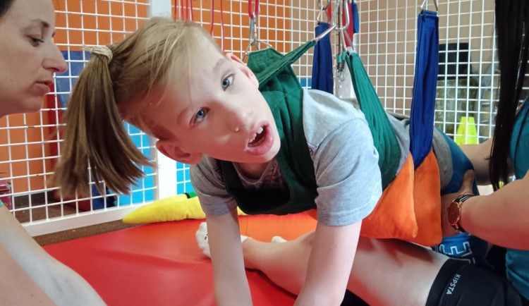 Honzík zázrakem jako miminko vyhrál nad smrtí, utrpěl ale těžké poškození mozku. Rodině chce pomoci benefice