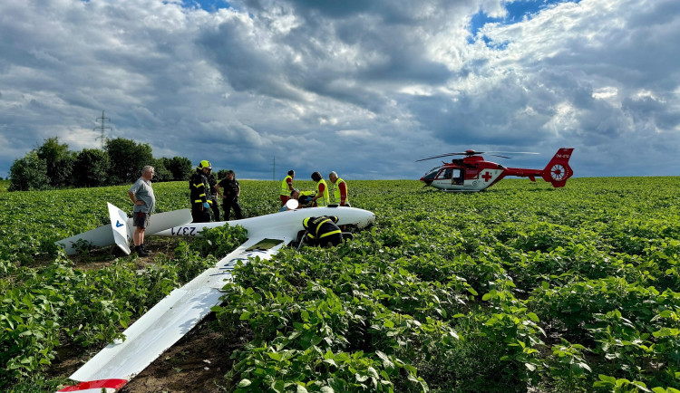 Záchranáři ošetřili muže po pádu větroně