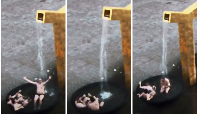 Trojice turistů dováděla v kašně na náměstí, udělali si z ní hydromasážní vanu a pili v ní pivo