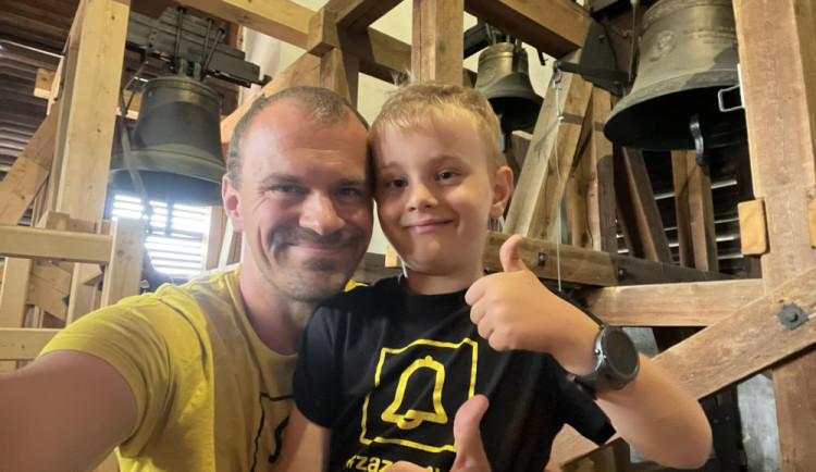 Nejmladší zvoník v Česku společně s tatínkem odhaluje ukrytá tajemství věží a zvoniček. Zavítali i do Jihlavy