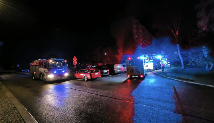 Při požáru bytu ve Strakonicích nalezli hasiči mrtvého člověka