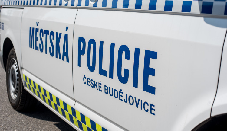 Chlapec ve spodním prádle a bačkůrkách se toulal městem. Pomohla mu až všímavá seniorka