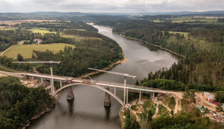 Most přes Orlík už má hotovou nosnou konstrukci. Vlaky po něm budou jezdit na podzim