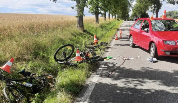 Řidička se vyhýbala autu a narazila do skupiny cyklistů. Zraněné jsou tři děti, dospělého transportoval vrtulník