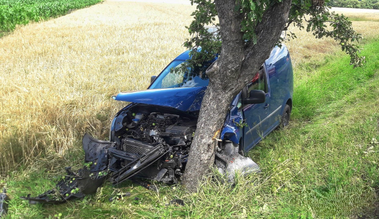 Řidič při předjíždění cyklistů sjel ze silnice a narazil do stromu