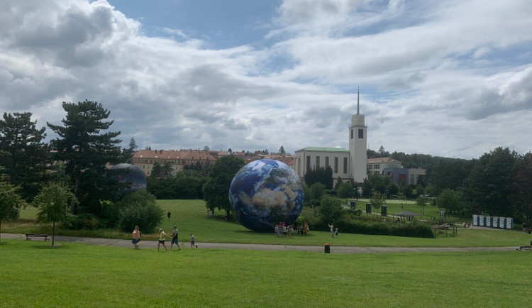 VIDEO: Lidé v Brně mají vesmír na dosah ruky. Obdivují obrovské modely planet na Kraví hoře